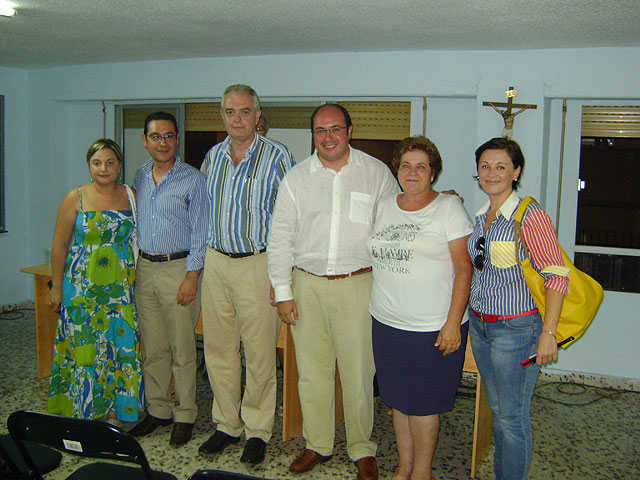 En la foto aparecen de izquierda a derecha Verónica López, José Gabriel Ruiz, Antonio Eugenio Gómez, Pedro Antonio Sánchez, Elisa Martínez y Teresa Moreno. 