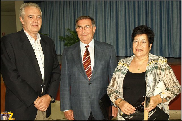  Ruiz Abellán junto a la presidenta de la Asociación de Amas de Casa de Abarán, y el alcalde del municipio