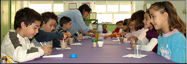 Los escolares compartieron el desayuno con sus compañeros de clase