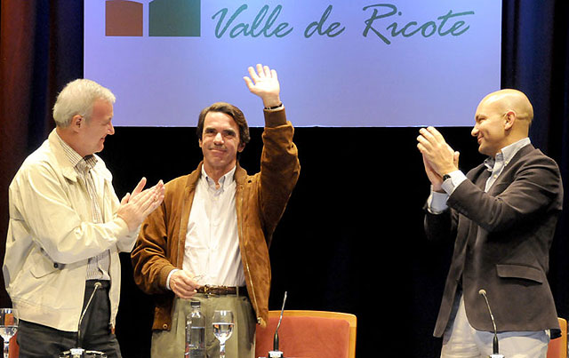 Aznar junto al presidente Valcárcel y el secretario general de la Fundación para el Análisis de los Estudios Sociales (FAES). Foto Piti