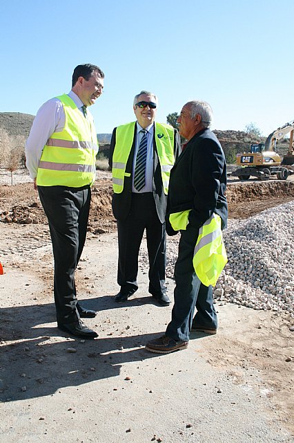 El consejero José Ballesta, junto con el alcalde de Abanilla, Fernando Molina, y el pedaneo José Riquelme Marcos visita las obras de mejora de la carretera de El Cantón