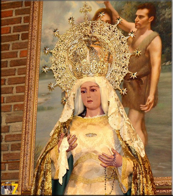 La imagen de la Virgen de la Esperanza fue adquirida en 1956 por la Hermandad de las Siervas de María. 
