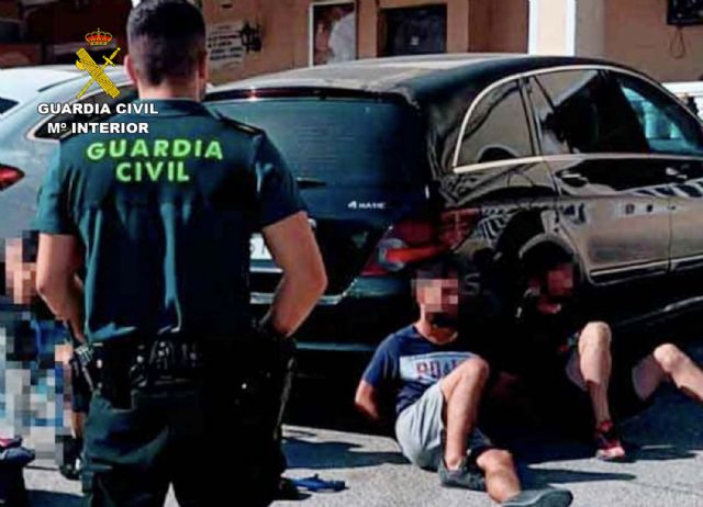 La Guardia Civil detiene a tres experimentados delincuentes por varios robos en comercios de Abarán